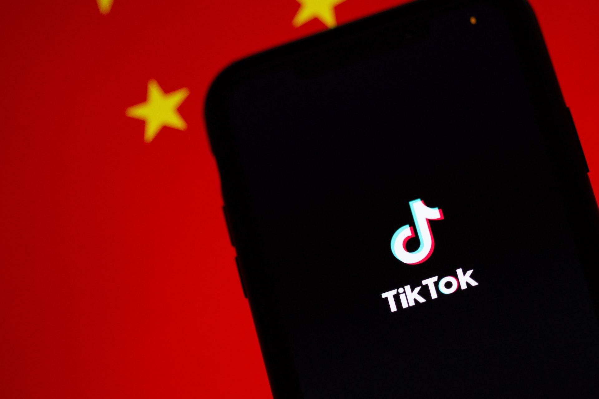 União Europeia bane TikTok de celulares oficiais de funcionários