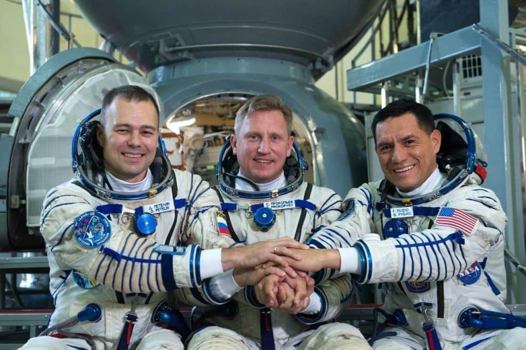 Nave que vai resgatar astronautas chega à ISS neste sábado (25); assista