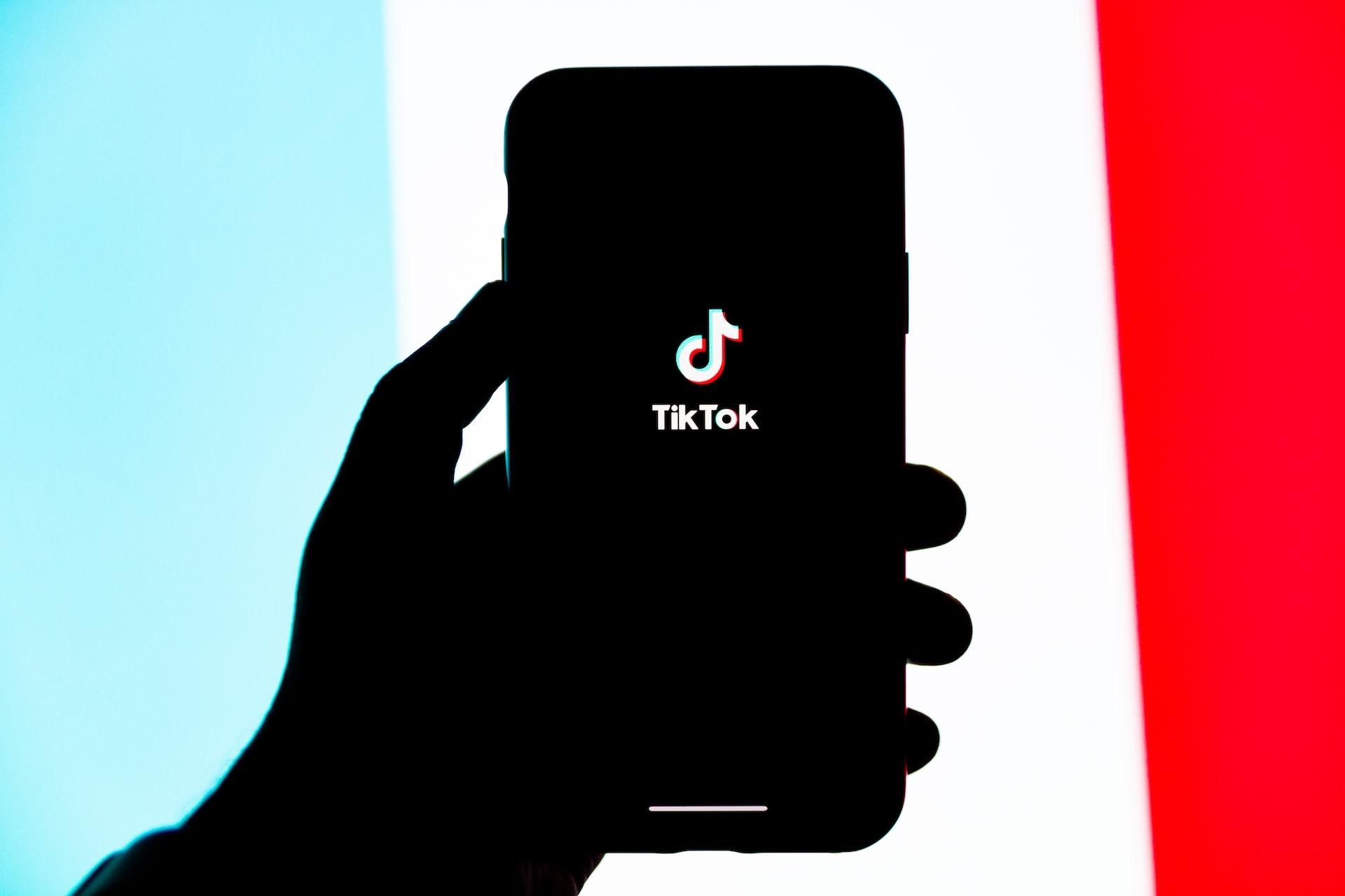 União Europeia bane TikTok de celulares oficiais de funcionários