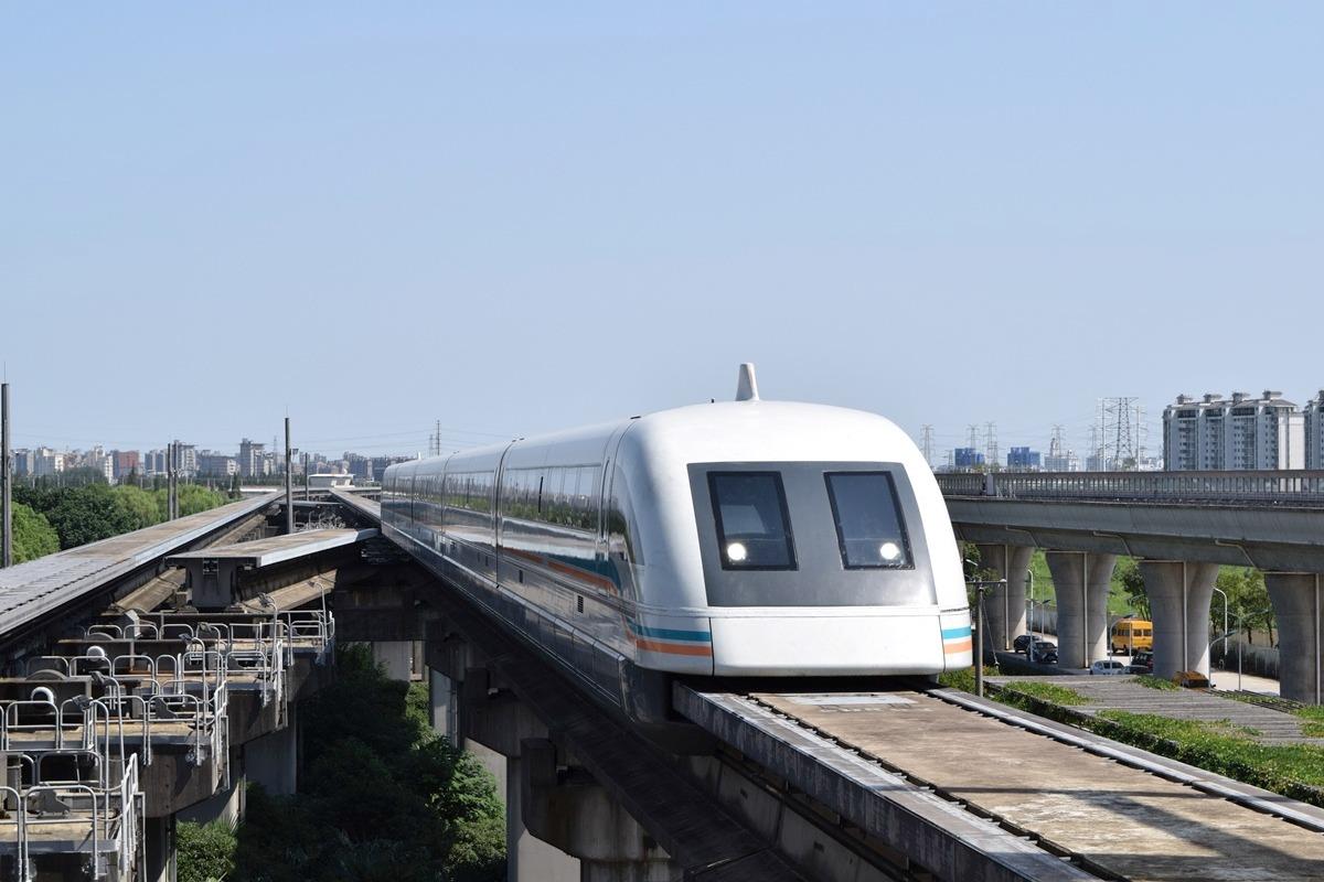 O que é o trem Maglev e como ele funciona?