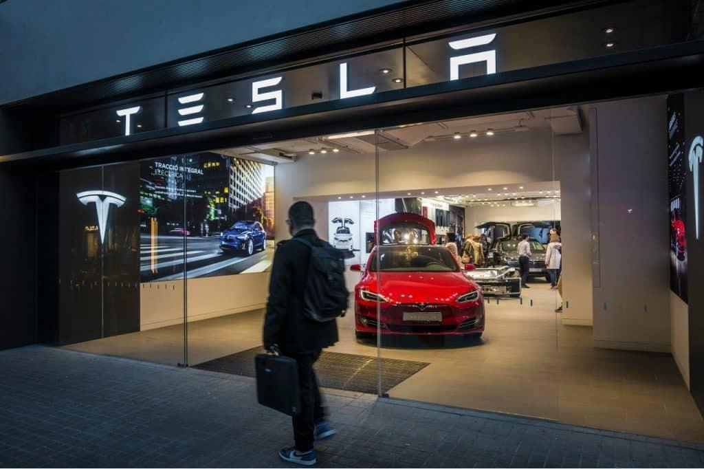 Tesla diminui preços de seus dois EVs mais caros