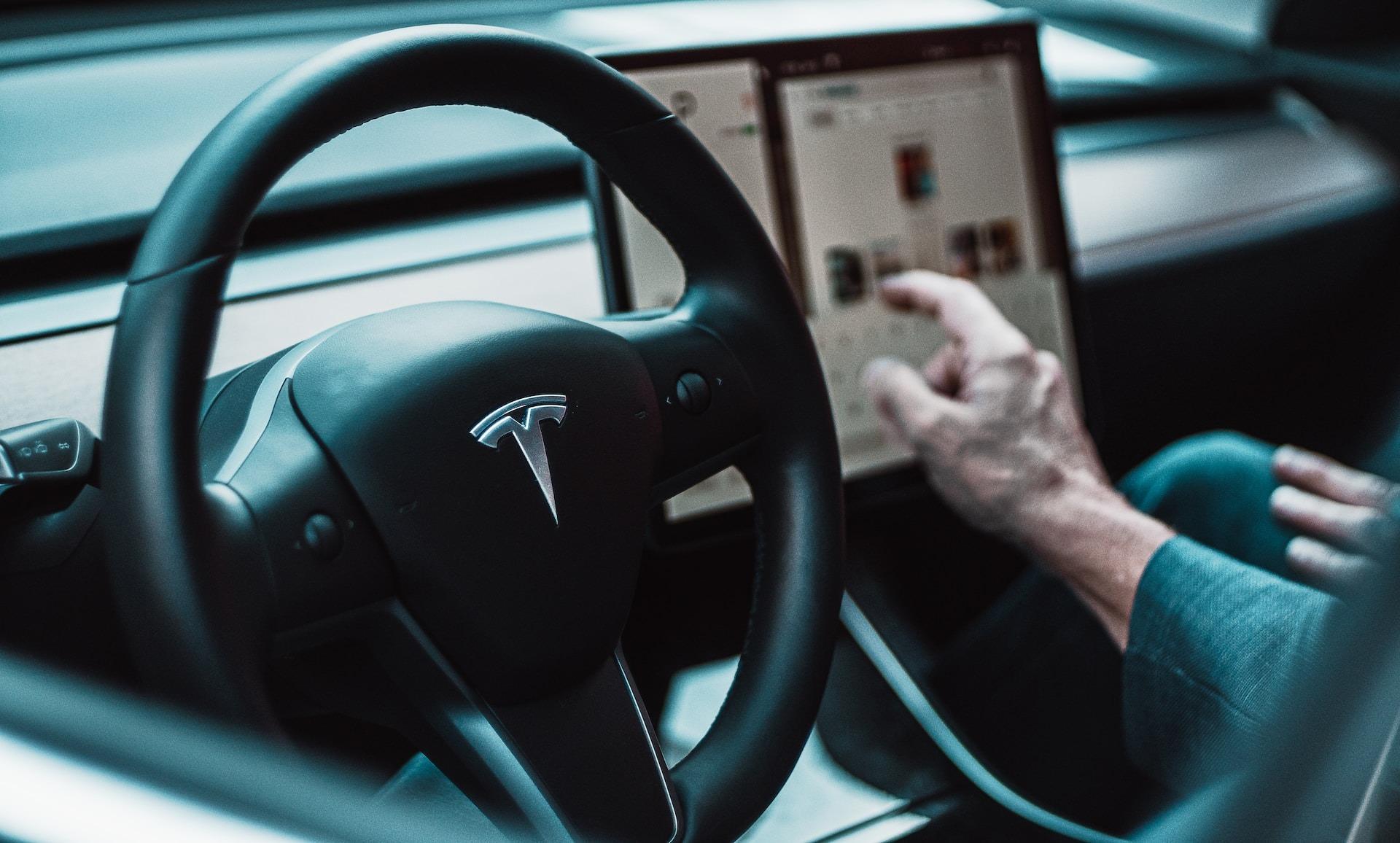 Tesla: vazamento de dados revela reclamações sobre o piloto automático