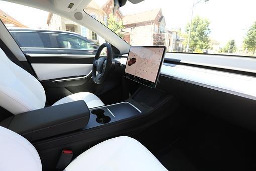 Model Y: elétrico da Tesla se torna o carro mais vendido do mundo