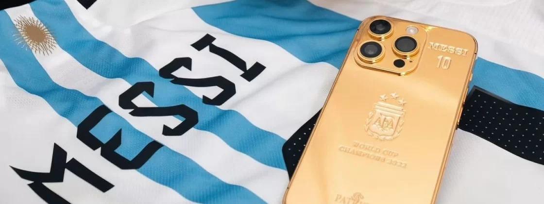 Messi presenteia jogadores da Argentina com iPhone 14 Pro de ouro