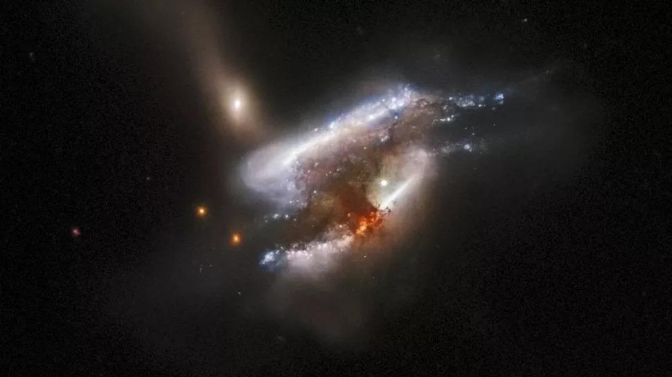 Galáxia rara com três buracos negros surpreende astrônomos