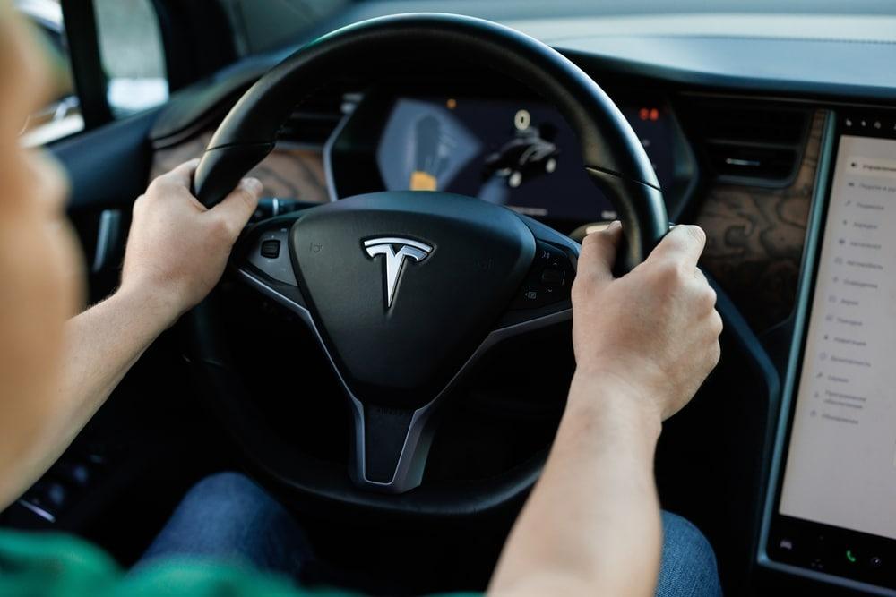 Tesla diminui preços de seus dois EVs mais caros